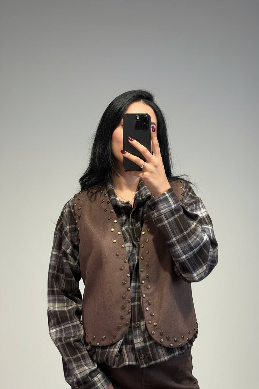 gilet scamosciato con borchie