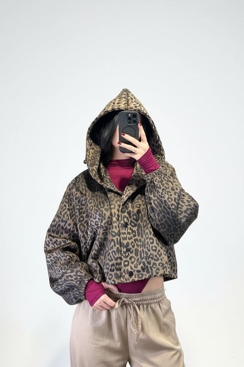felpa leopardata crop con cappuccio
