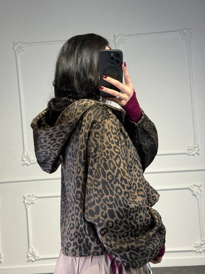felpa leopardata crop con cappuccio