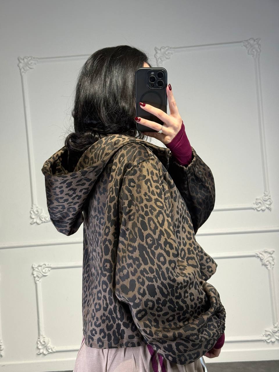 felpa leopardata crop con cappuccio