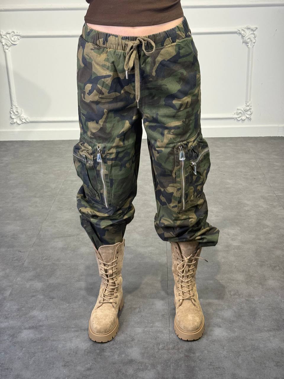pantaloni con tasconi con zip