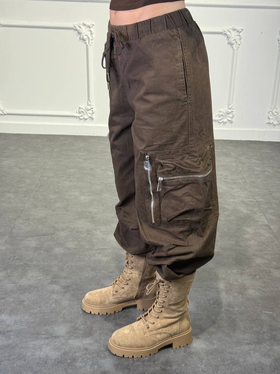 pantaloni con tasconi con zip
