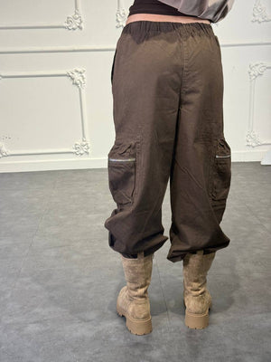 pantaloni con tasconi con zip
