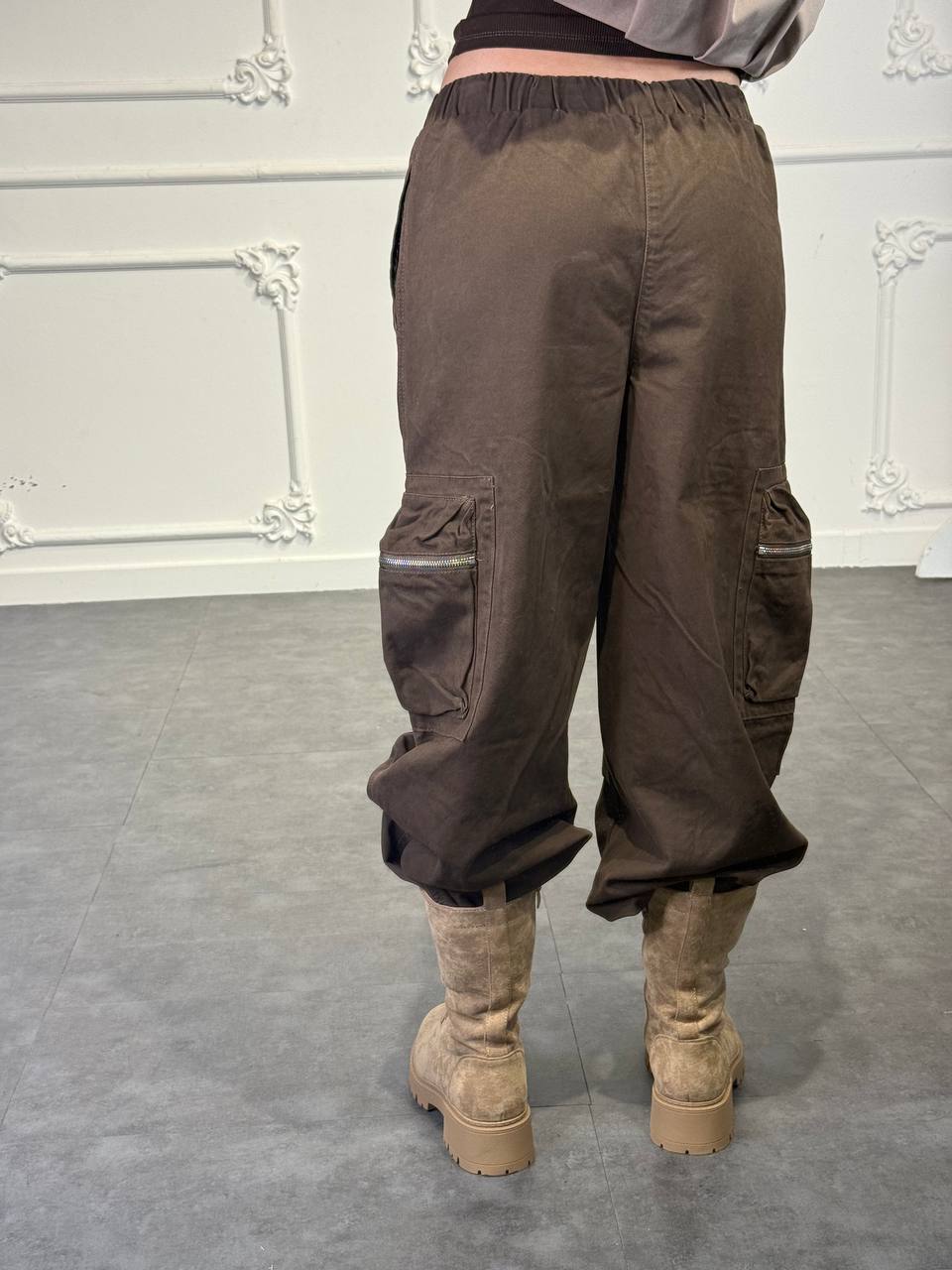 pantaloni con tasconi con zip