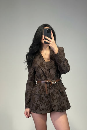 blazer con fiori in rilievo e cinta