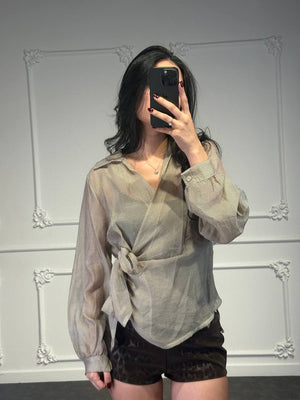 camicia con fiocco laterale