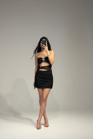 Abito Corto in Pizzo con Cut Out Laterale Drappeggio e Spilla Sole
