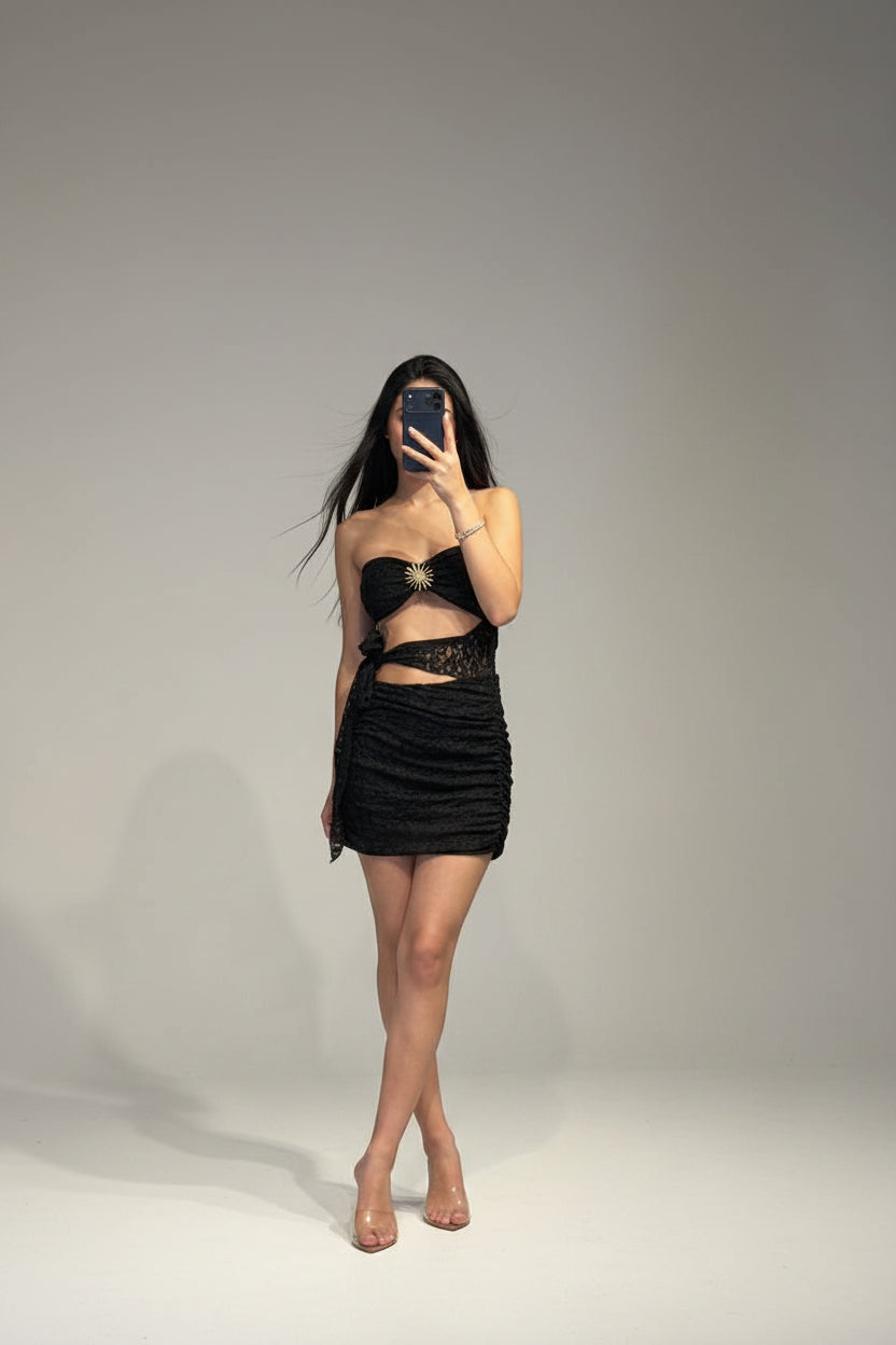Abito Corto in Pizzo con Cut Out Laterale Drappeggio e Spilla Sole