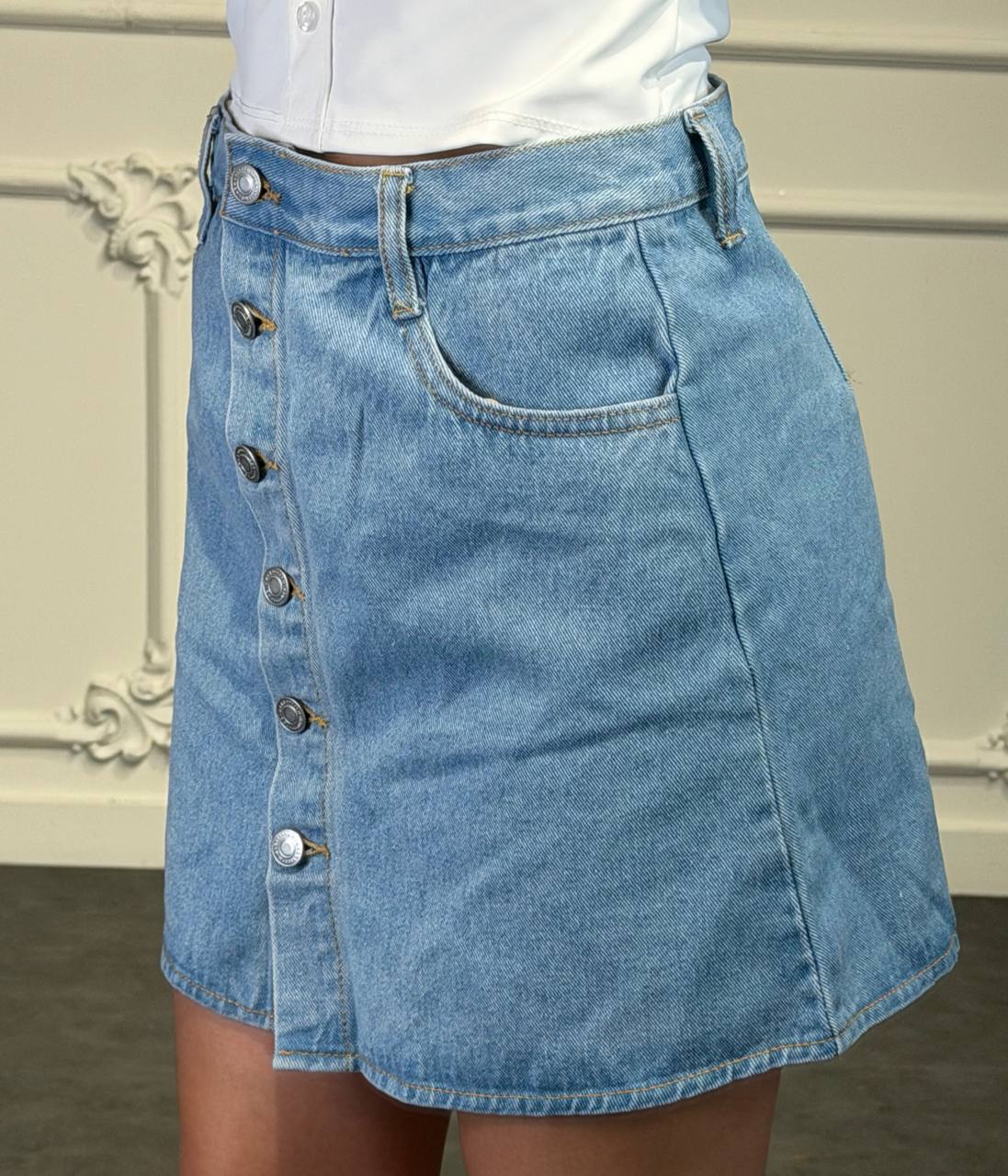 gonna jeans chiaro con bottoni