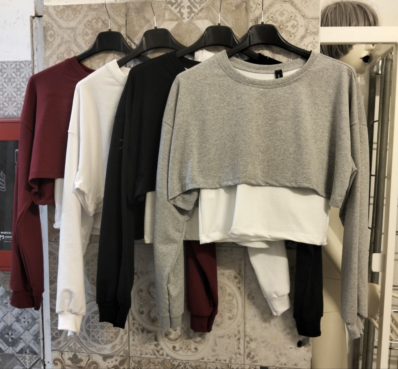 maglia cropped con canotta