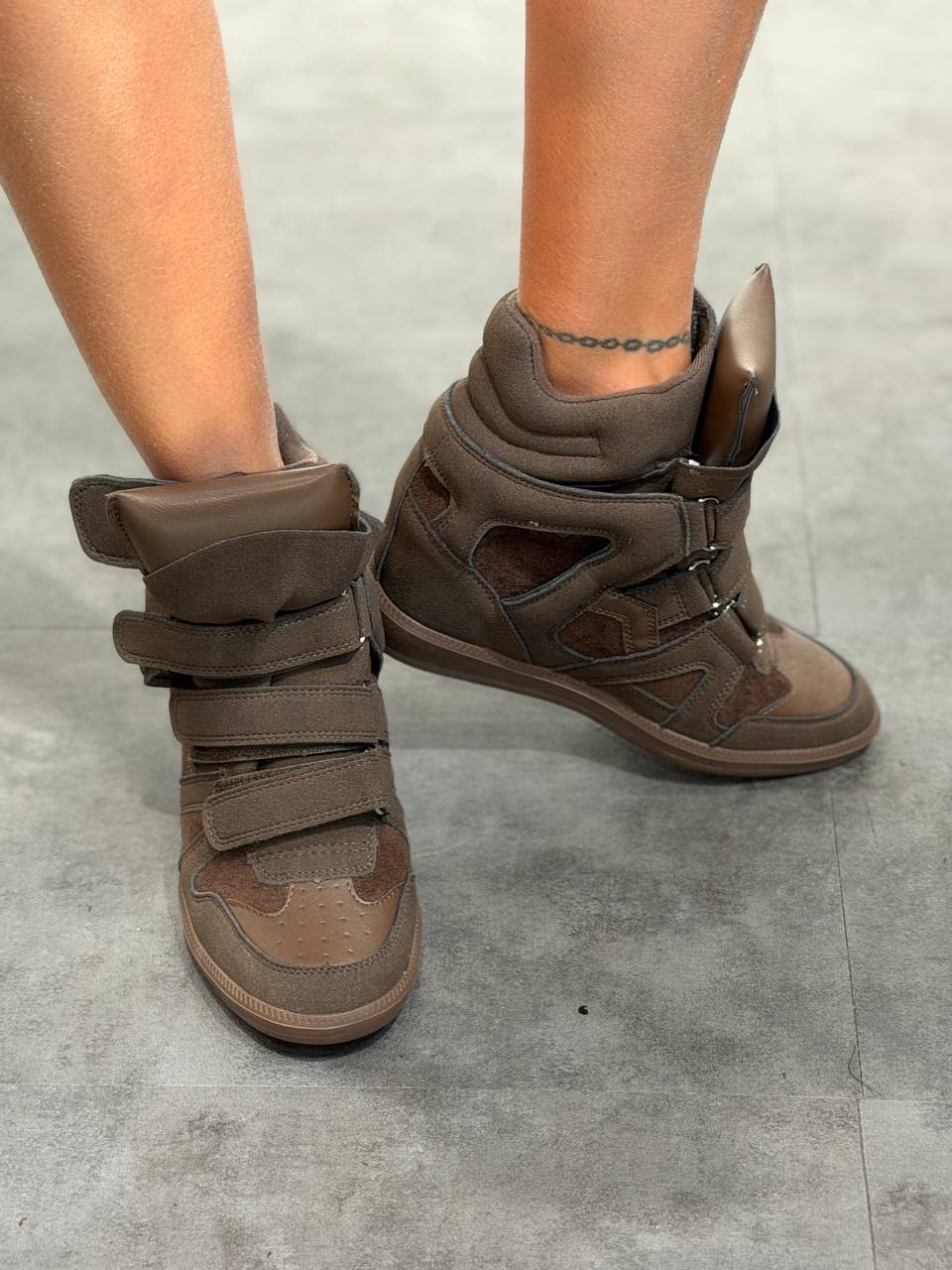 scarpa sailor con zeppa e strappi