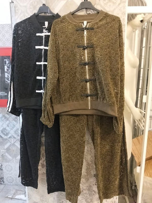 coordinato tuta con chiusura alamari