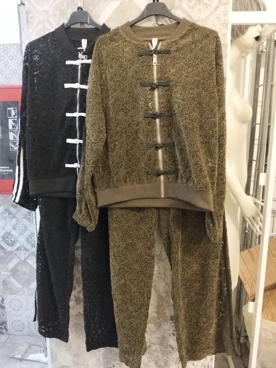 coordinato tuta con chiusura alamari