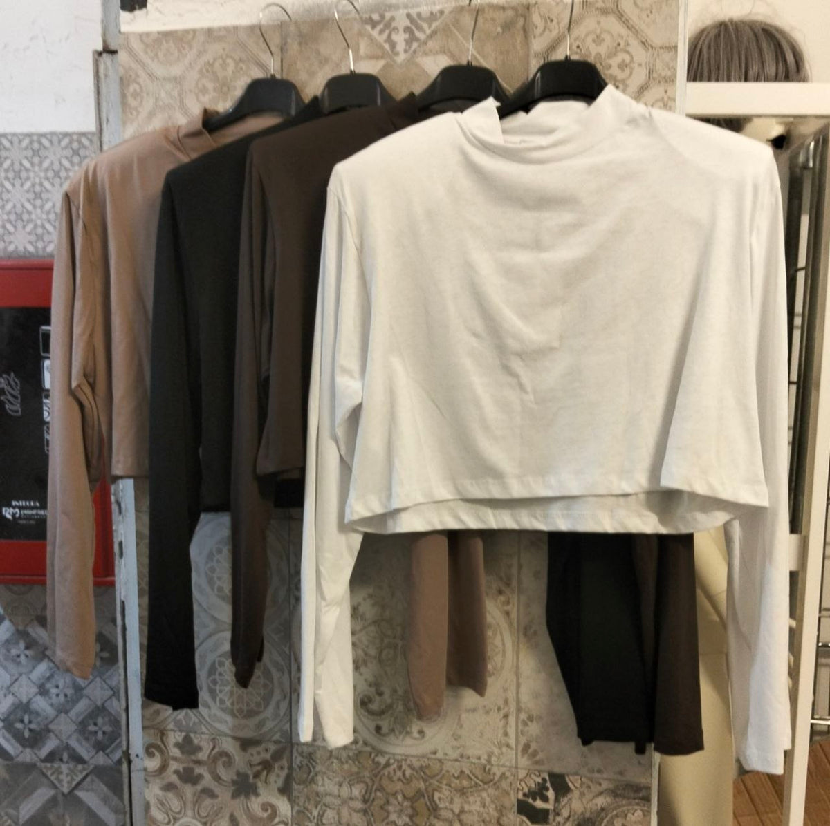 maglia basic crop con spalline