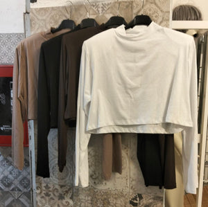 maglia basic crop con spalline