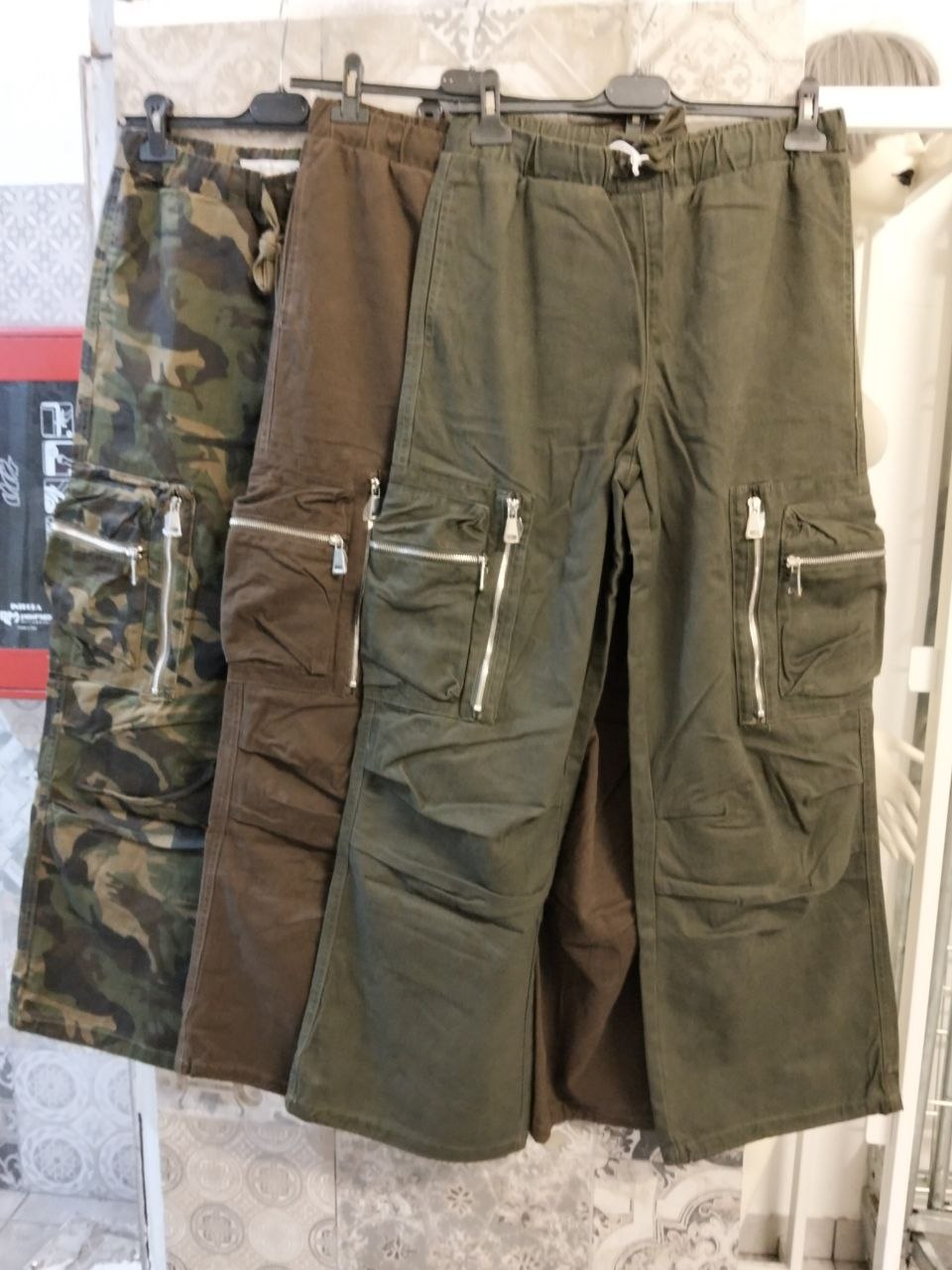 pantaloni con tasconi con zip