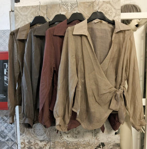 camicia con fiocco laterale