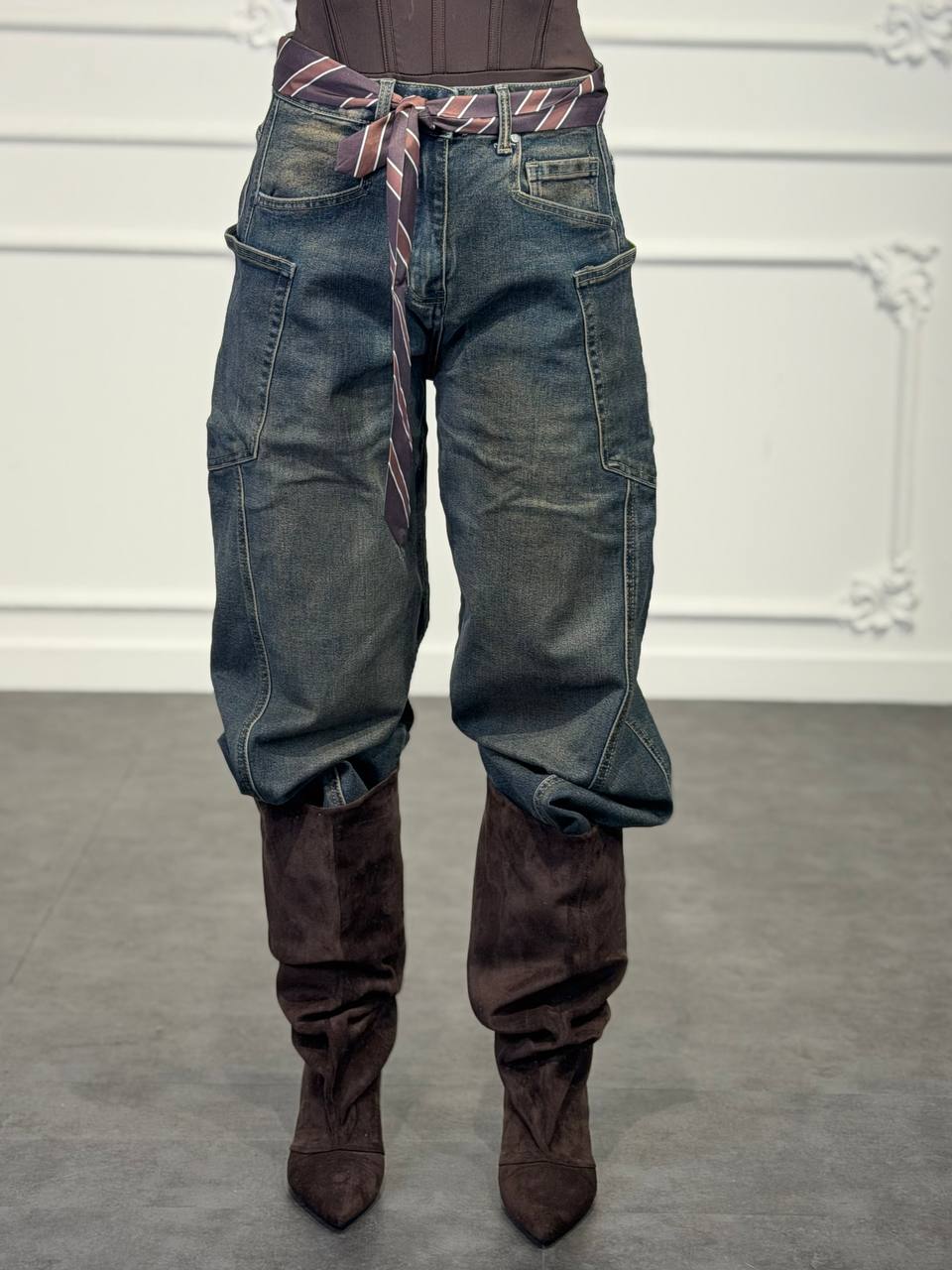 jeans con cravatta