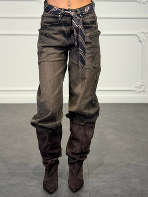 jeans con cravatta