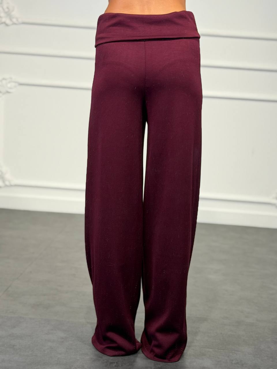 Pantaloni palazzo con vita alta e fascia risvoltata