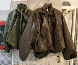 bomber in pelle con fiocco