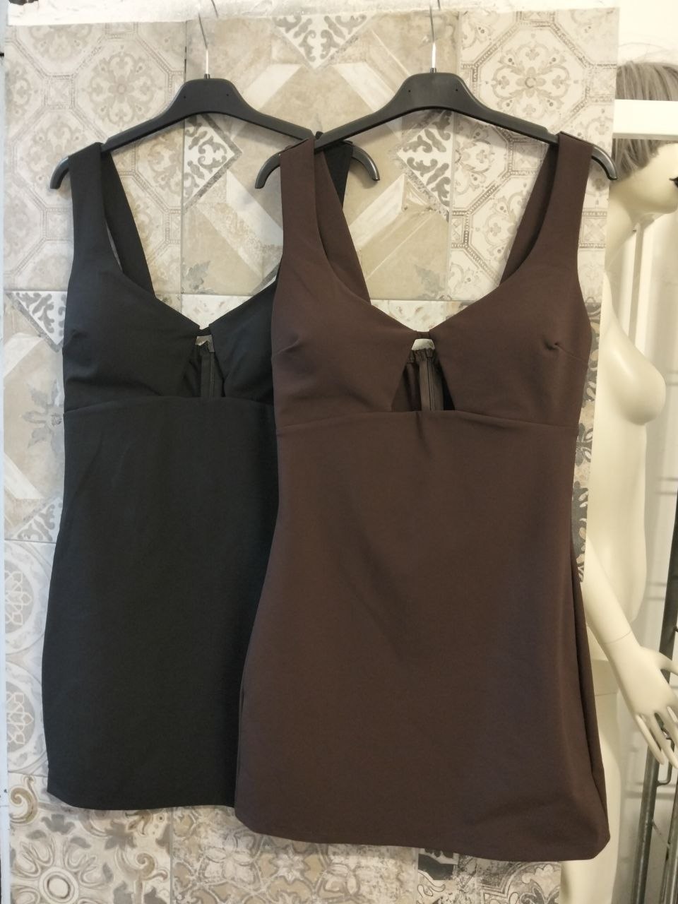 abito cut-out sul décolleté
