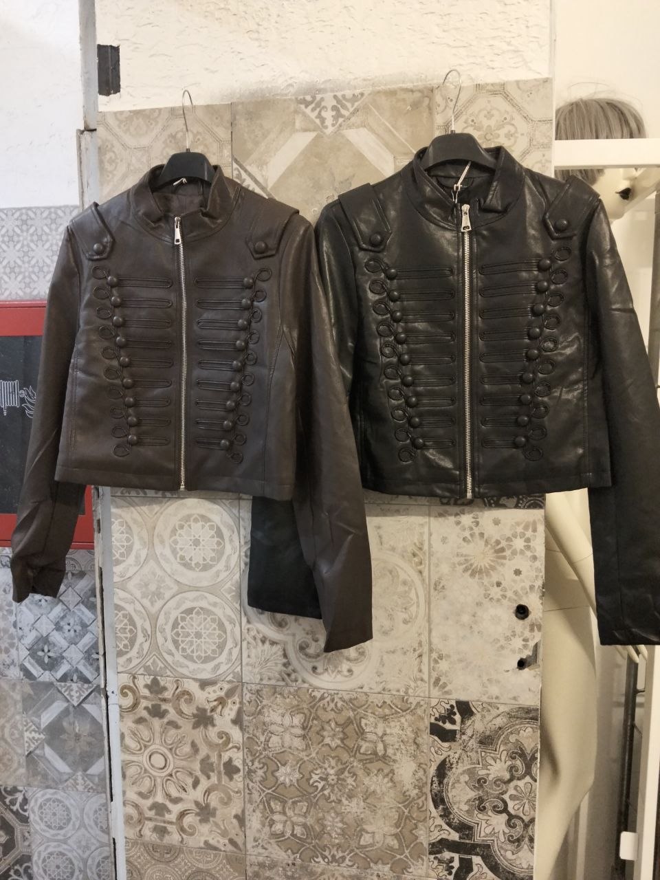 giacchetto in pelle con alamari