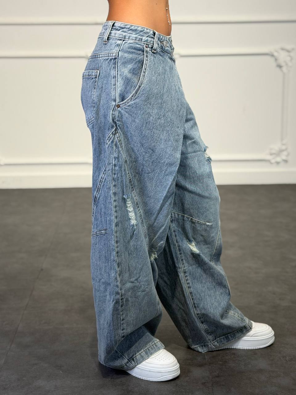 jeans con bottone sovrapposto
