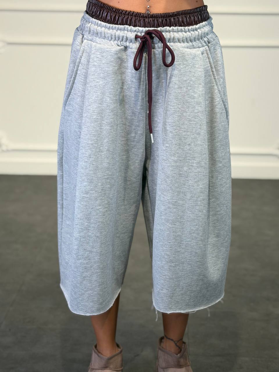 bermuda con bordo pelle