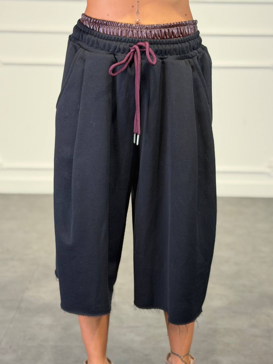 bermuda con bordo pelle