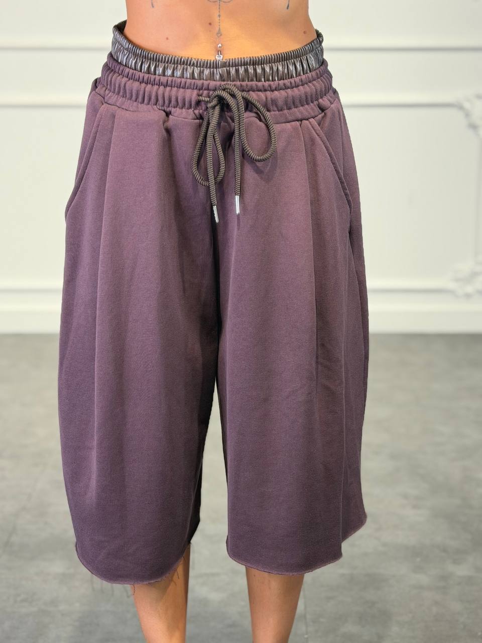 bermuda con bordo pelle