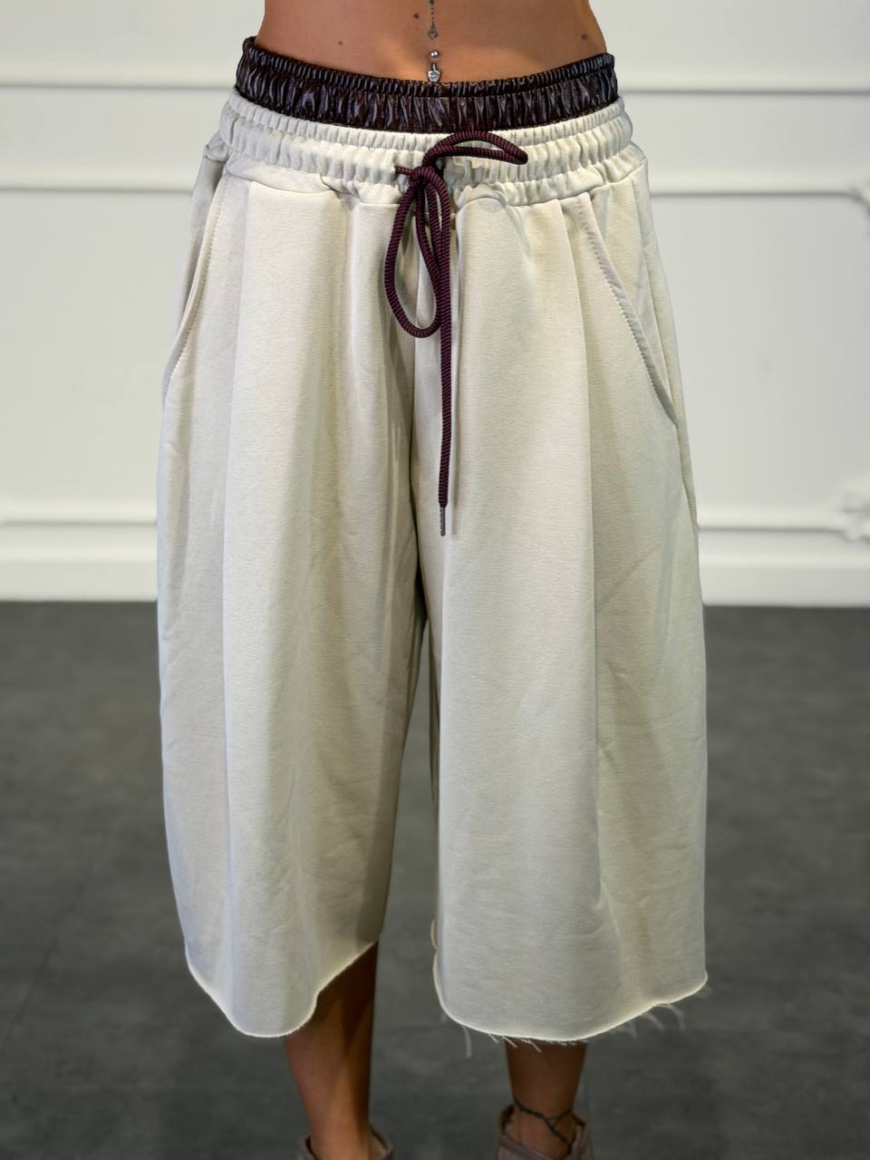bermuda con bordo pelle