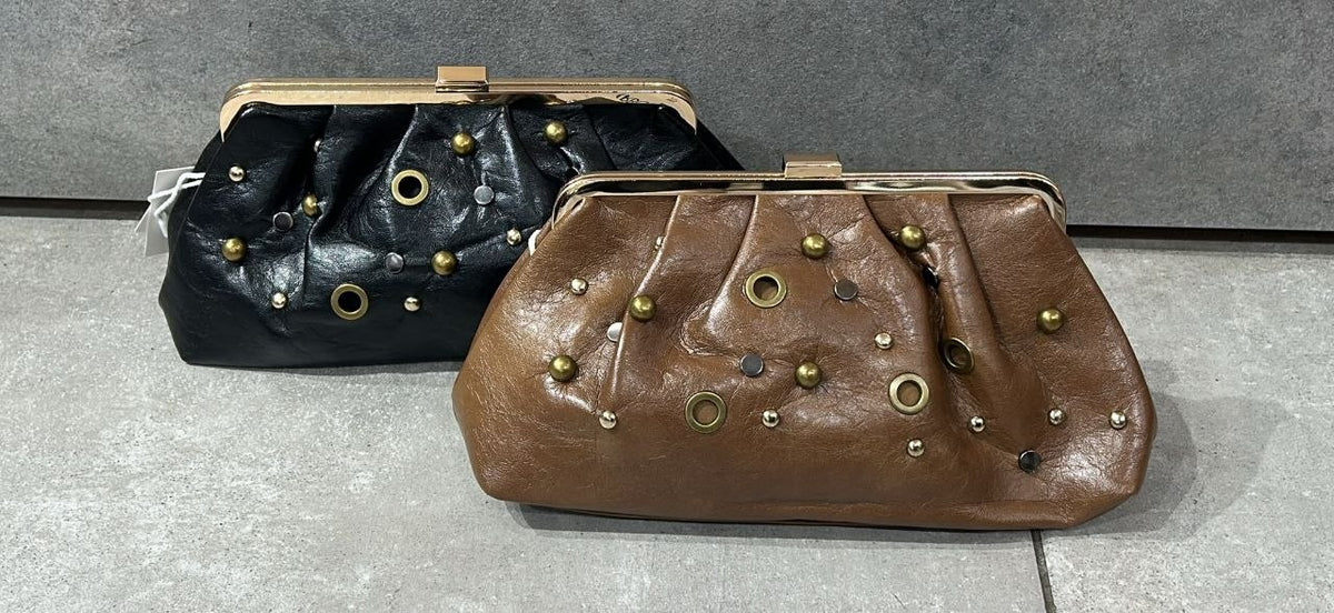Pochette effetto pelle arricciata con borchie,