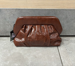 Pochette effetto pelle arricciata con chiusura rigida superiore