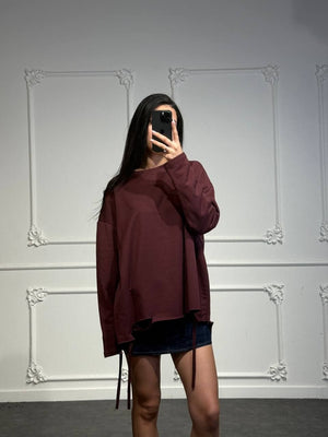 Maglia oversize con tagli sul fondo e lacci laterali
