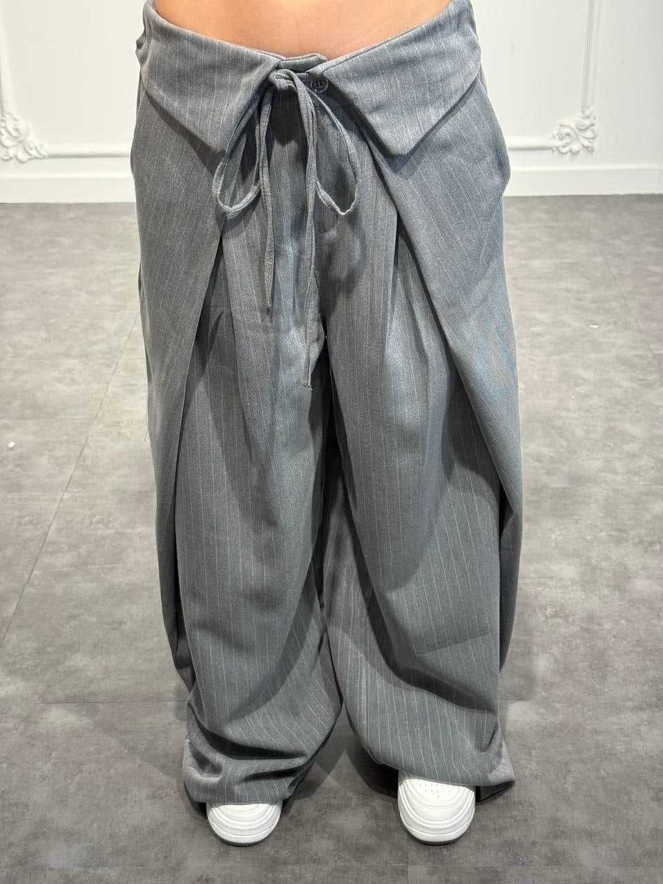 Pantaloni palazzo gessati con vita risvoltata e fiocco frontale