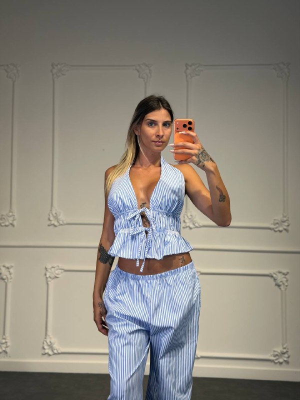 set a righe con allacciatura al collo