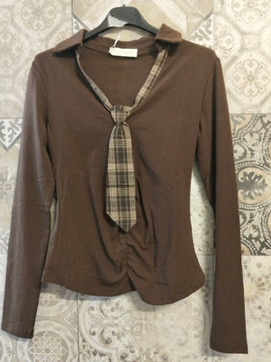 maglia con cravatta