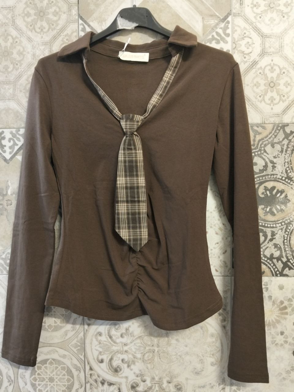maglia con cravatta
