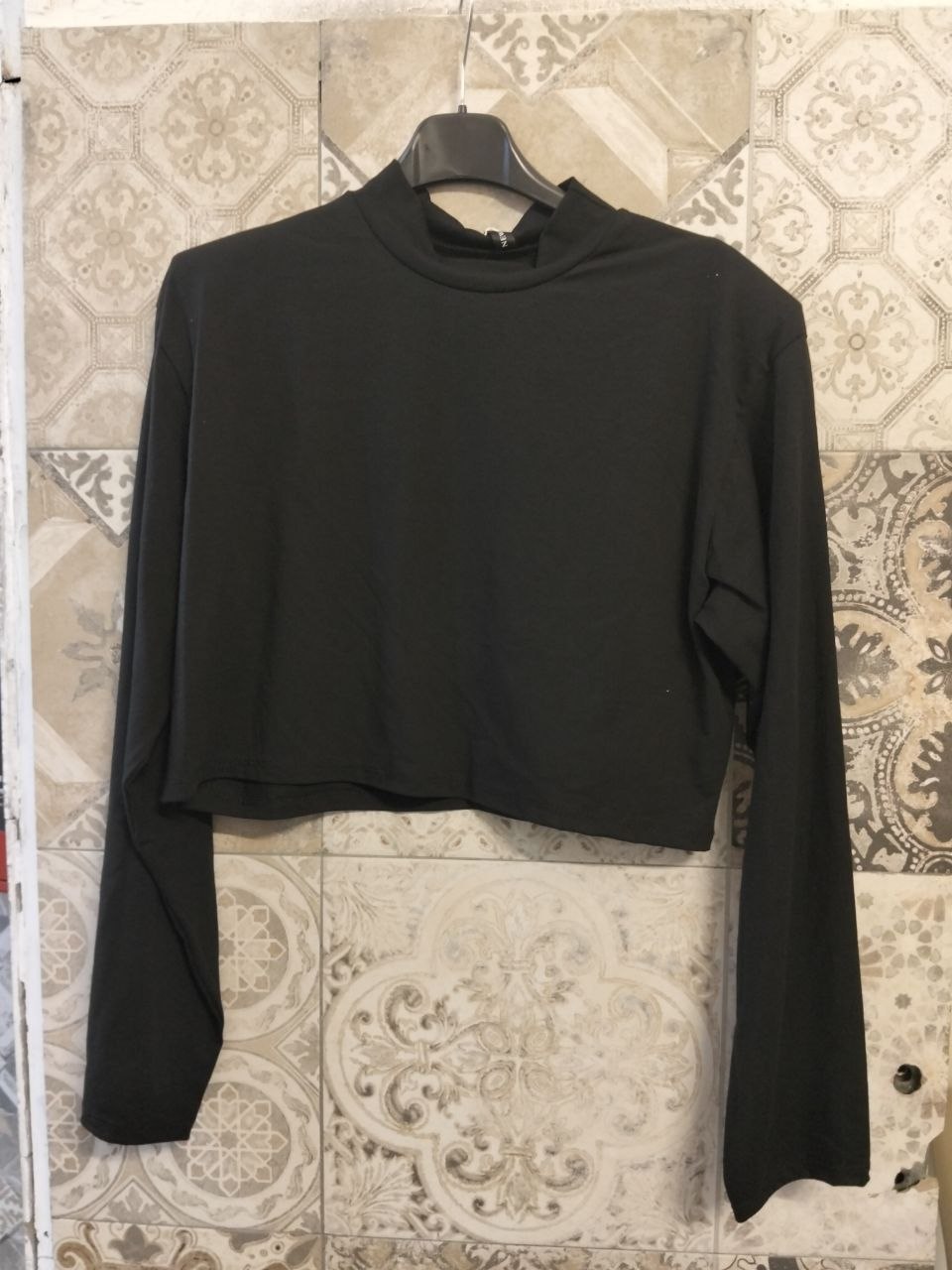 Maglia cropped oversize e maniche ampie
