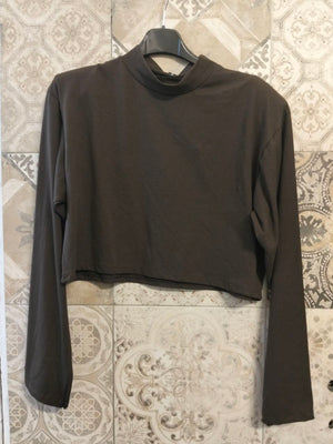 Maglia cropped oversize e maniche ampie