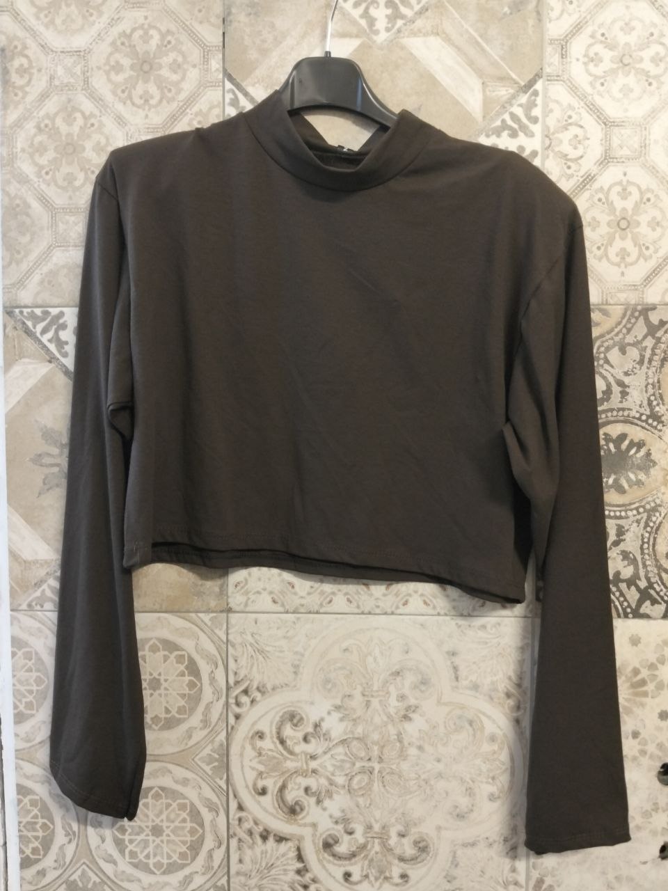 Maglia cropped oversize e maniche ampie