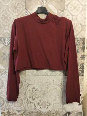 Maglia cropped oversize e maniche ampie