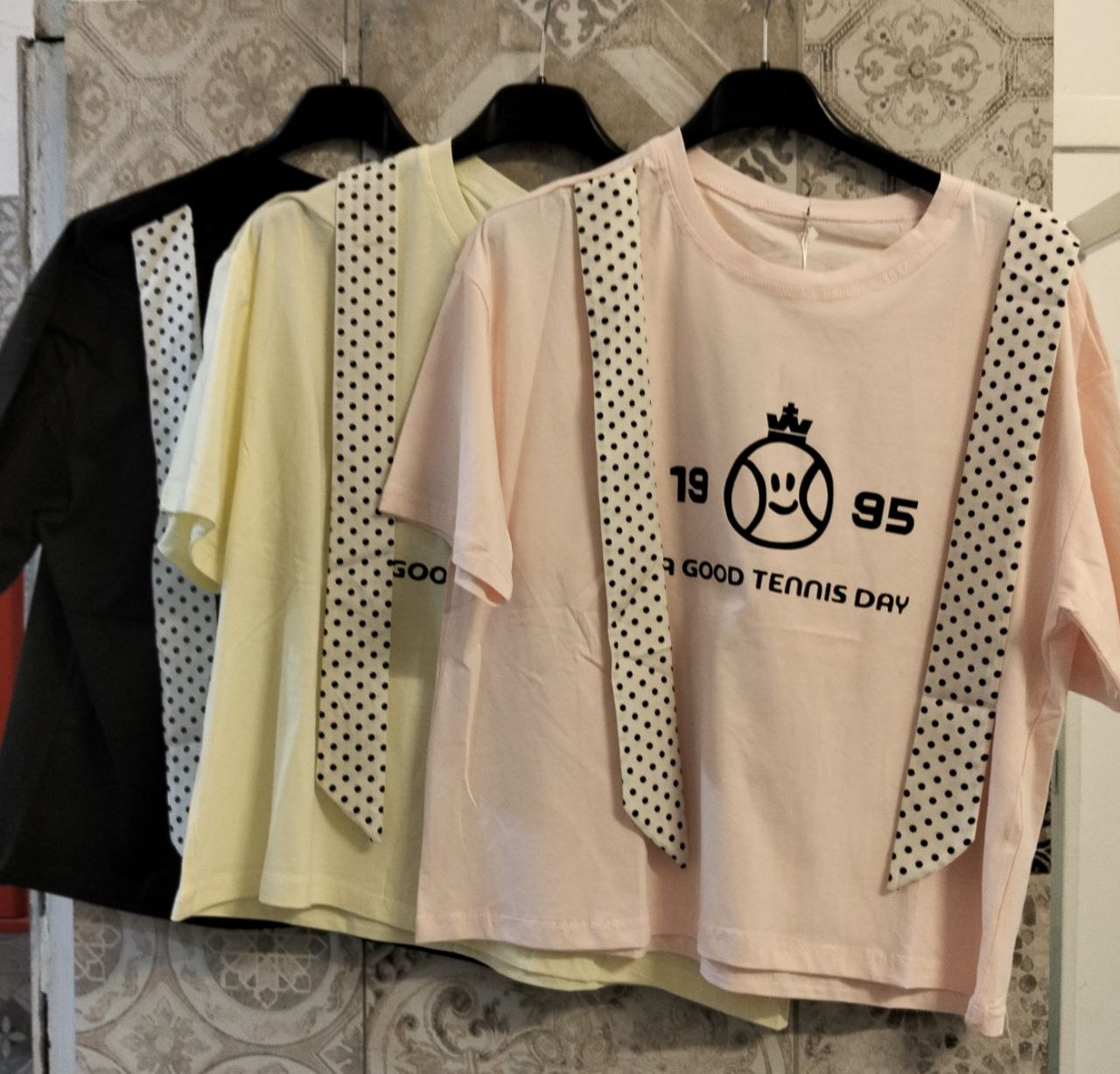 maglia con cravatta a pois