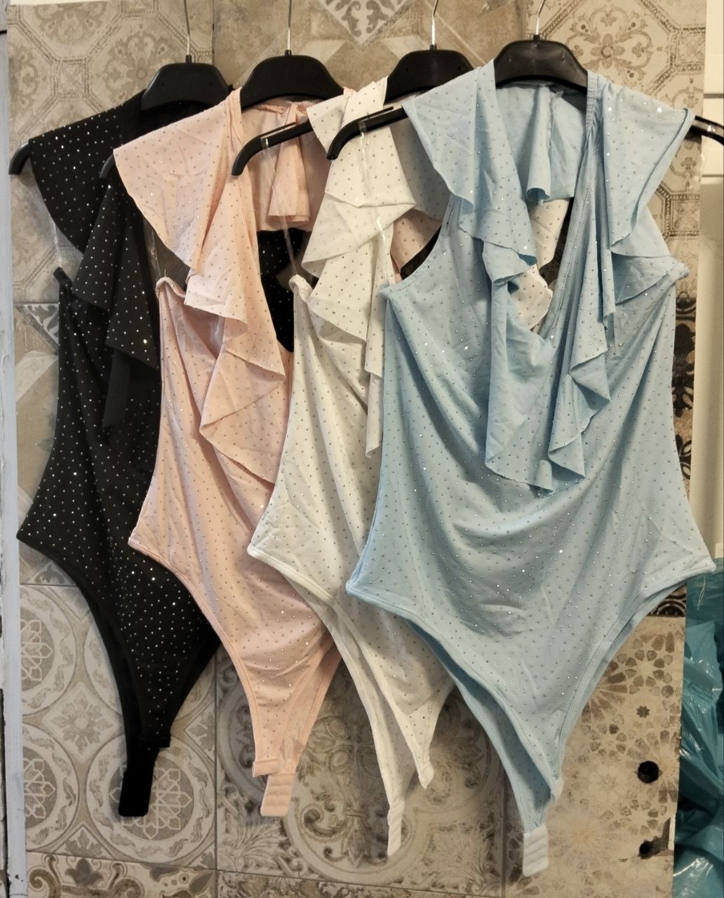 body con strass e scollatura fru