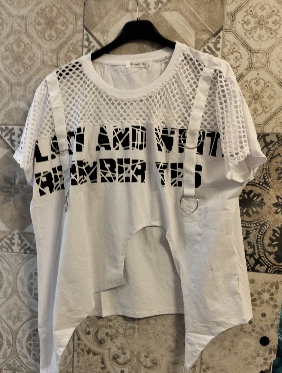maglia a rete con scritte