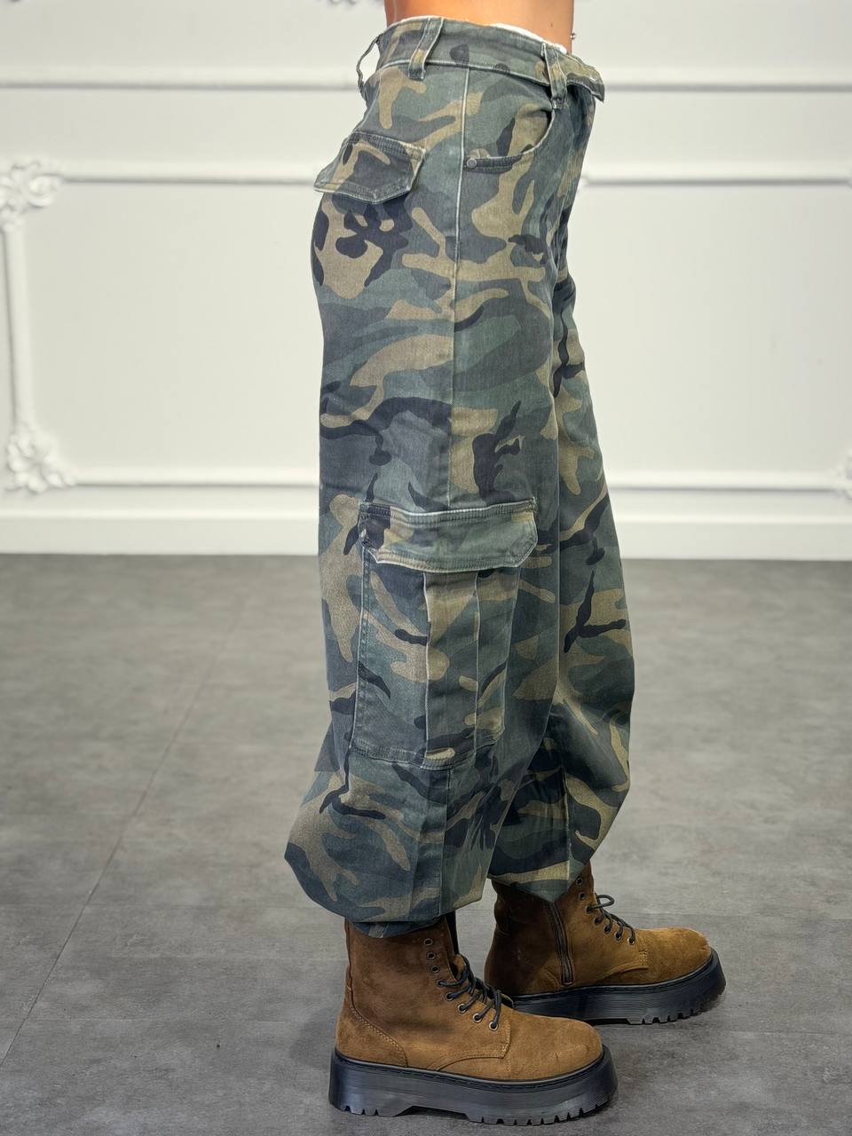 jeans cargo mimetico con tasconi