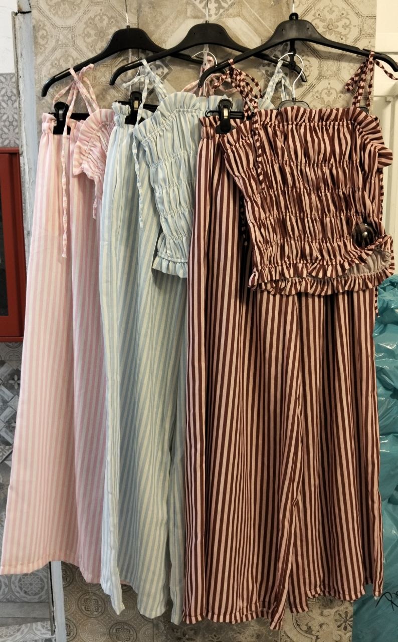 set a righe con pantalone ampio