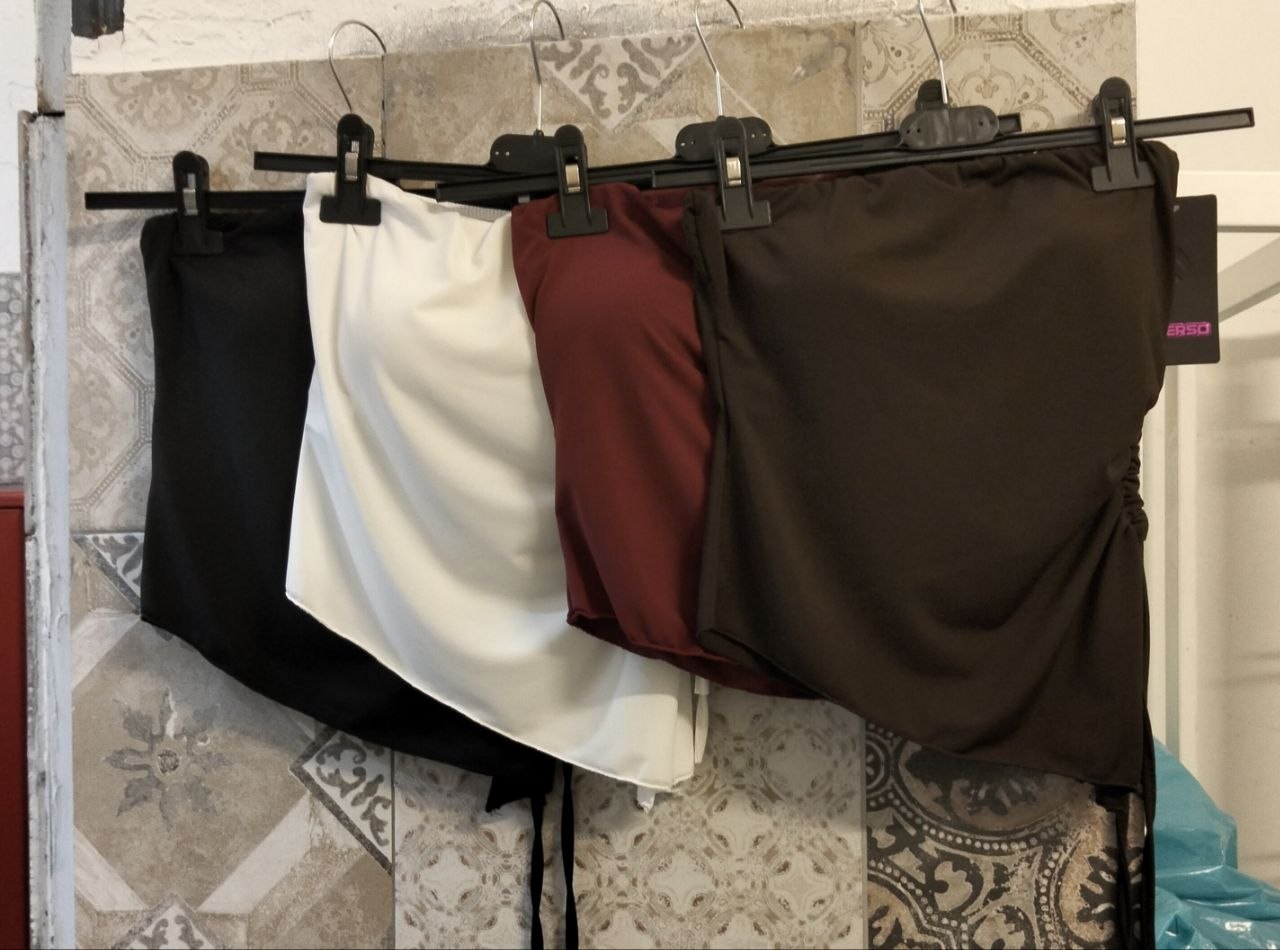 Top Donna Asimmetrico con Drappeggio Laterale e Vestibilità Aderente Stile Elegante