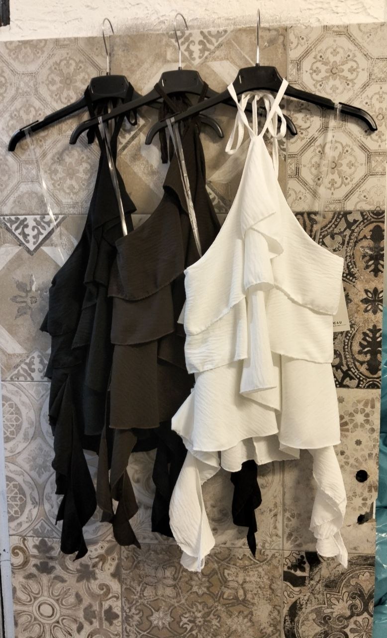 Top Asimmetrico con Scollo Allacciato e Balze Sovrapposte